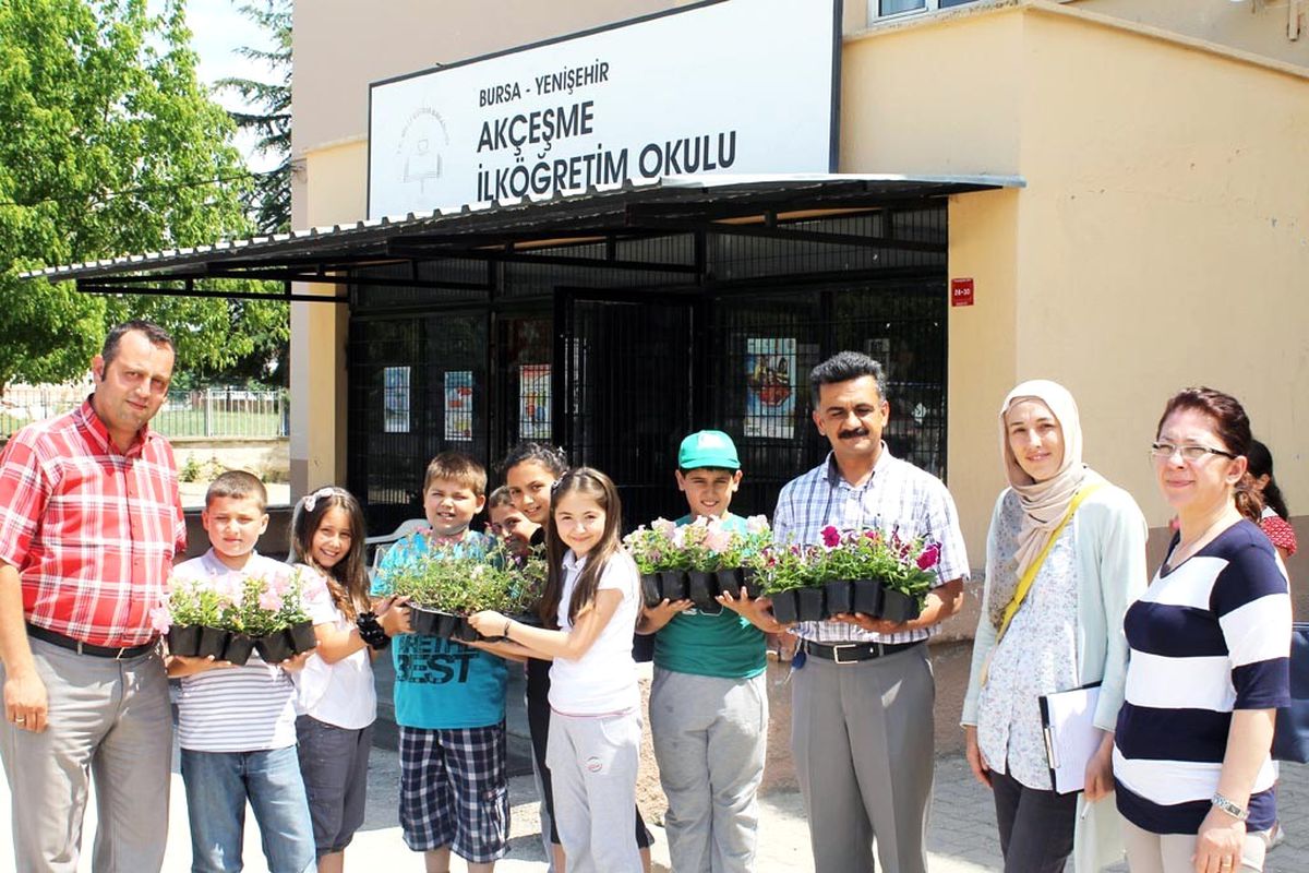 Belediyeden Okullara Çiçek