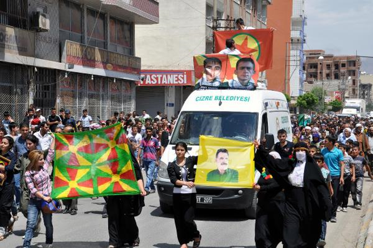 Cizre\'de PKK\'lı Cenazesinde Esnaf Kepenk Kapattı
