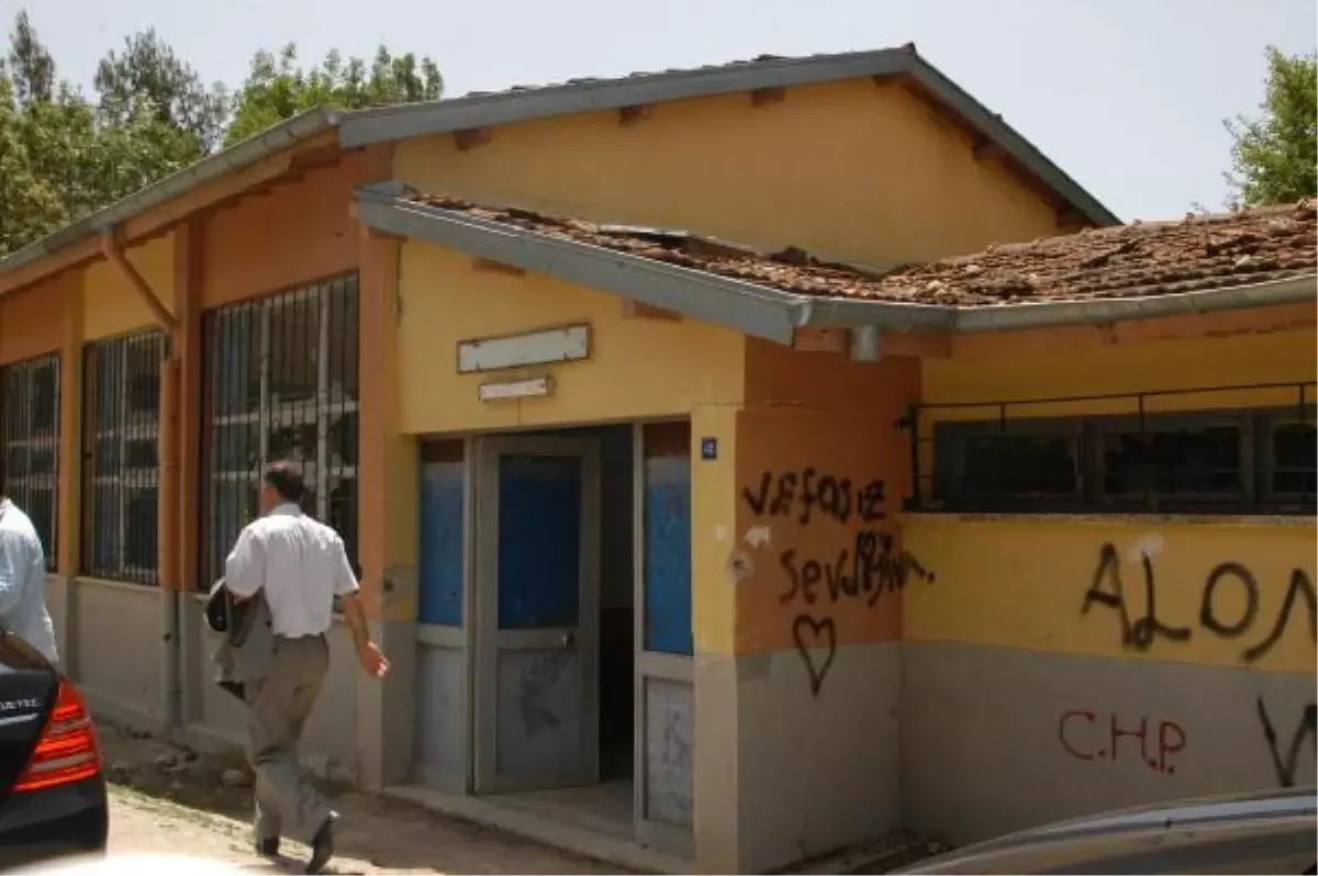 Güney\'de Kamu Binaları Kaderine Terk Edildi