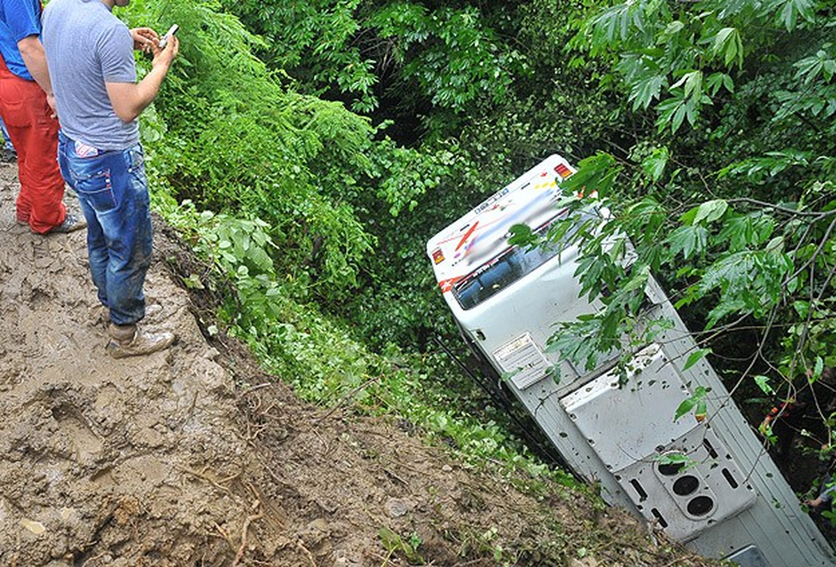 Hindistan\'da Otobüs Vadiye Devrildi: 18 Ölü