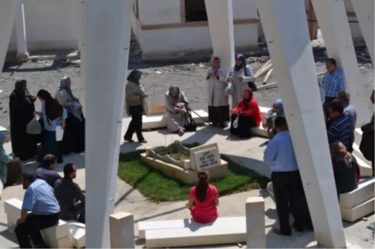 İskilipli Atıf Hoca\'nın Mezarına Ziyaretçi Akını