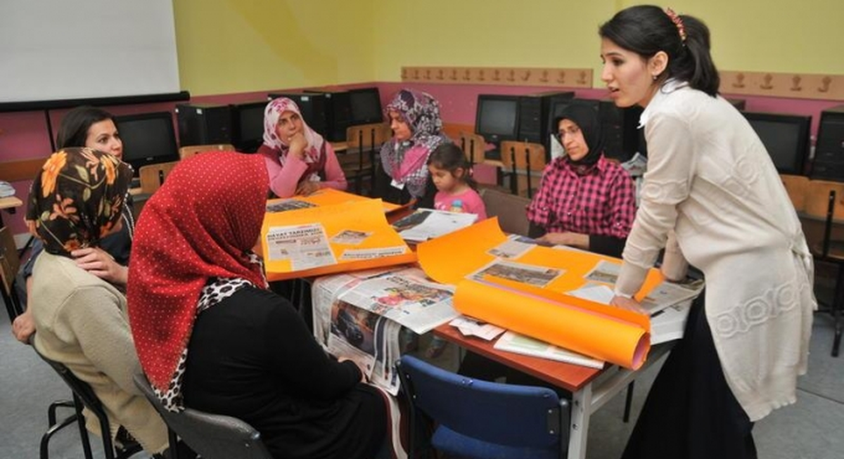 Köy Okulunda 400 Veliye Eğitim Veriliyor