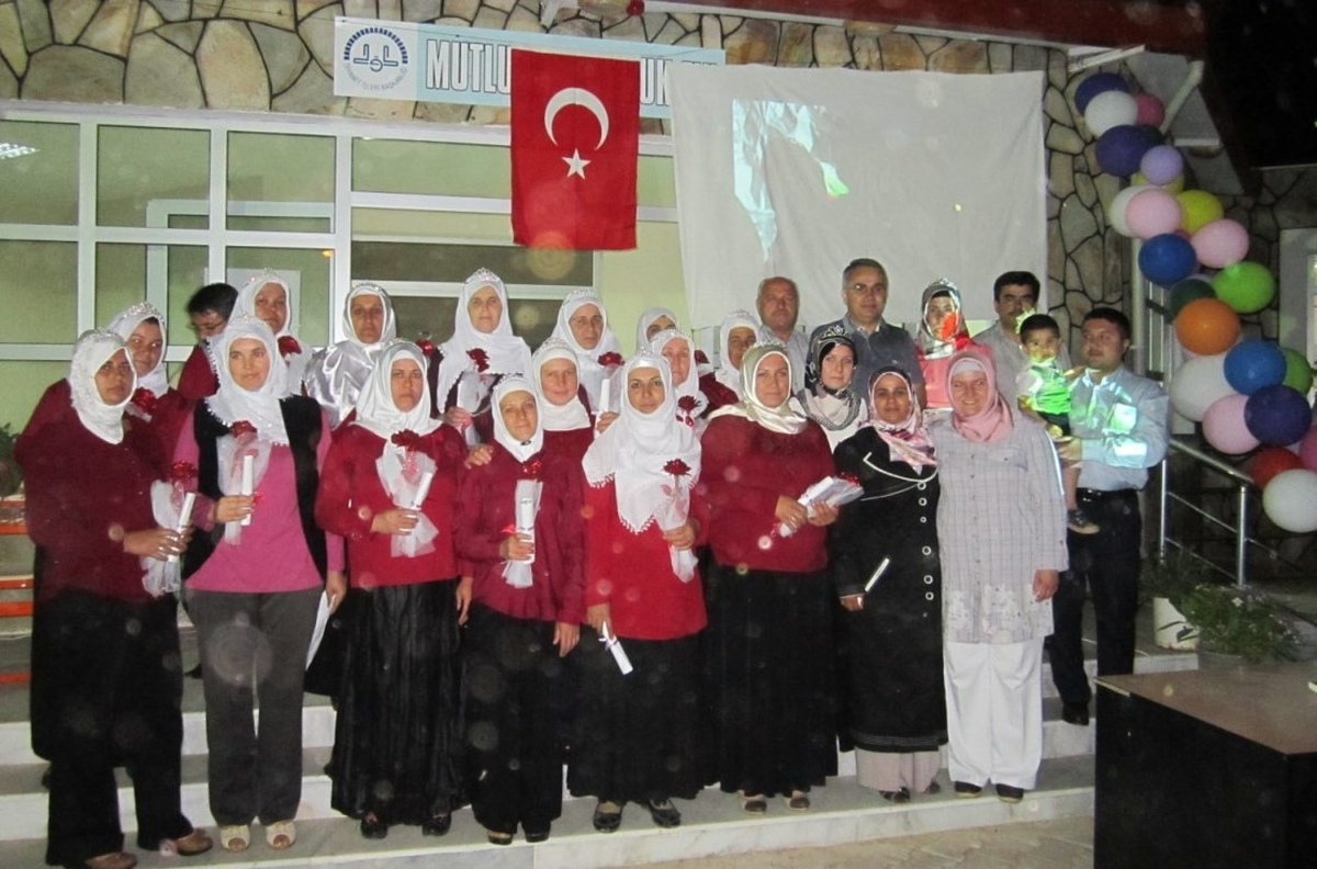 Ödemiş\'te Kur\'an Kursu\'nda Mezuniyet Sevinci