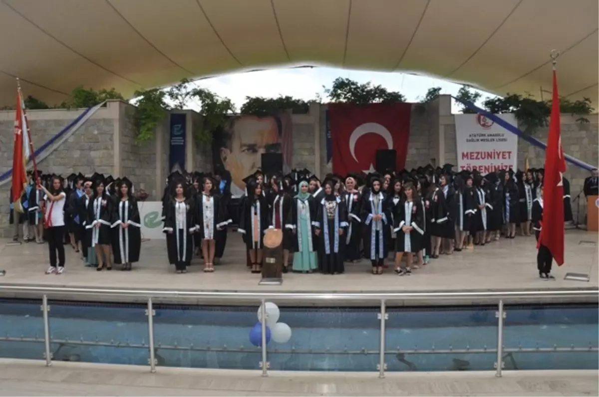 Sağlık Meslek Lisesi Öğrencilerinin Mezuniyet Coşkusu