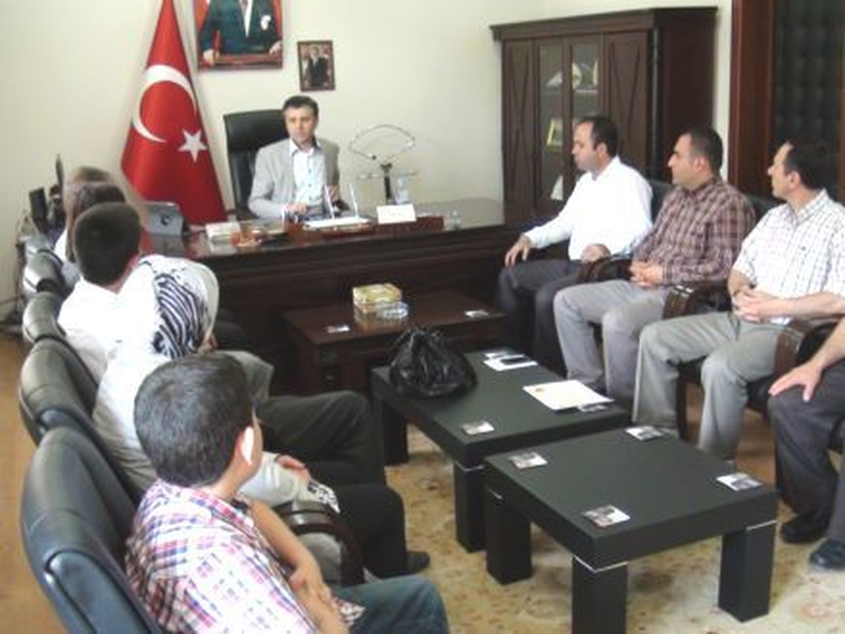 Yusufeli Kaymakamı Duran\'dan Başarılı Öğretmen ve Öğrencilere Ödül