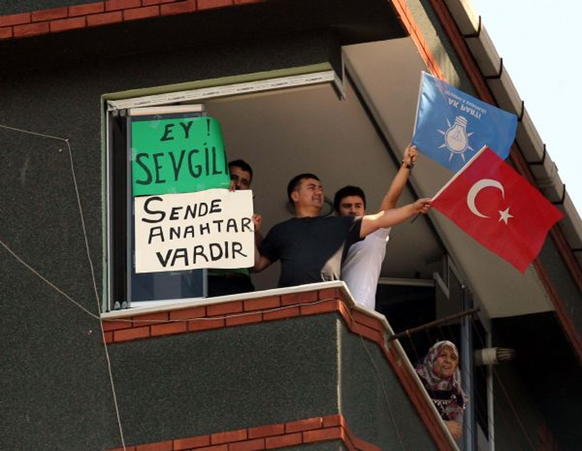 AK Parti MKYK Öncesi Erdoğan\'a Pankart Açtı