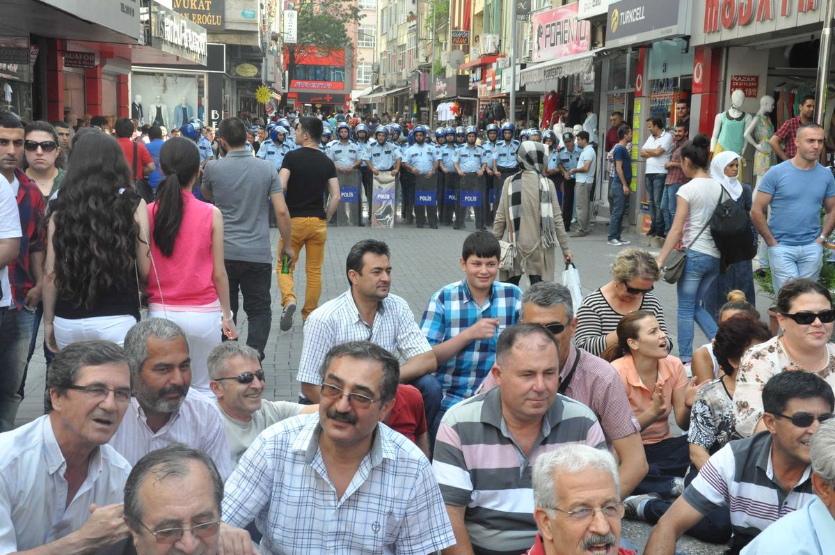 Balıkesir\'de Gezi Parkı Protestoları Sürüyor