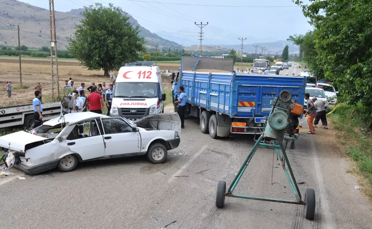 Kamyon ile Otomobil Çarpıştı: 1 Ölü, 3 Yaralı