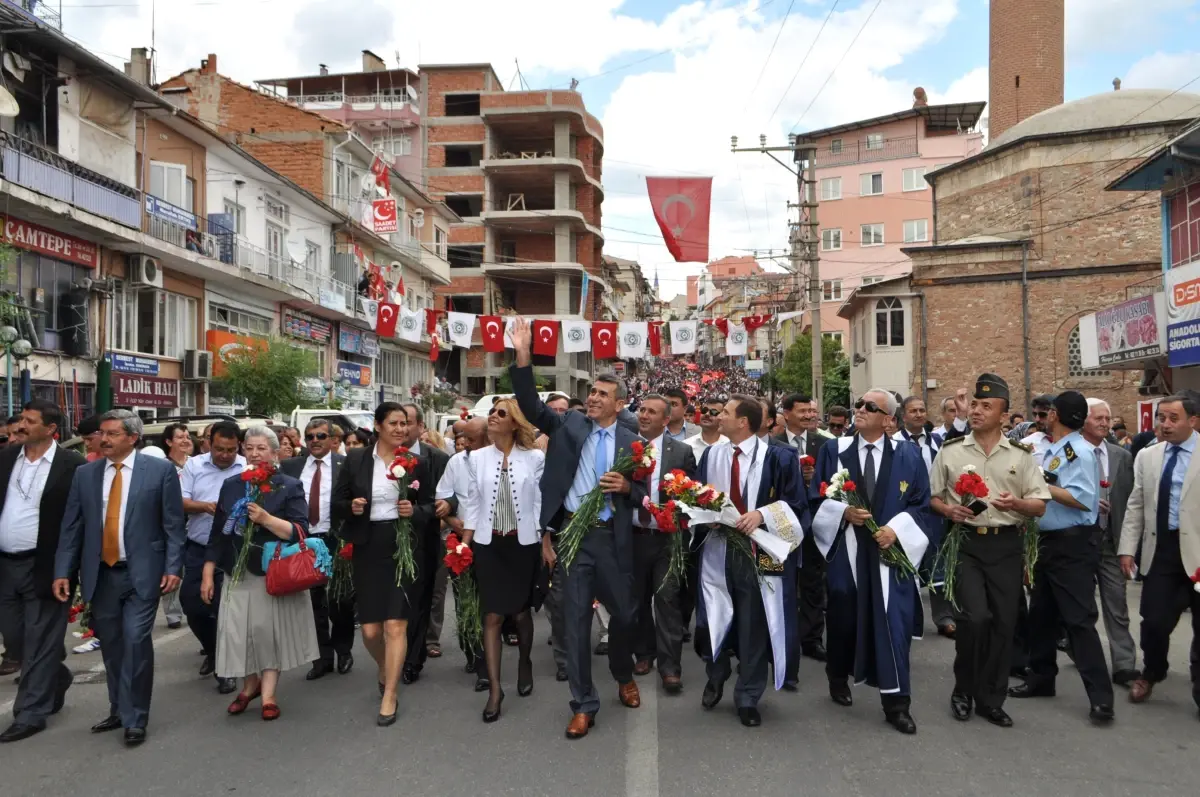 Cbü Eğitim Fakültesi ve Demirci Meslek Yüksek Okulu\'nda Mezuniyet Coşkusu