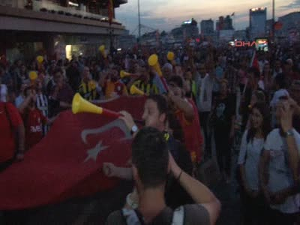 Direnişin Bebekleri Taksim Meydanı\'nda Gezi Parkı Eylemlerinin 11\'inci Gününde de Vatandaşlar...