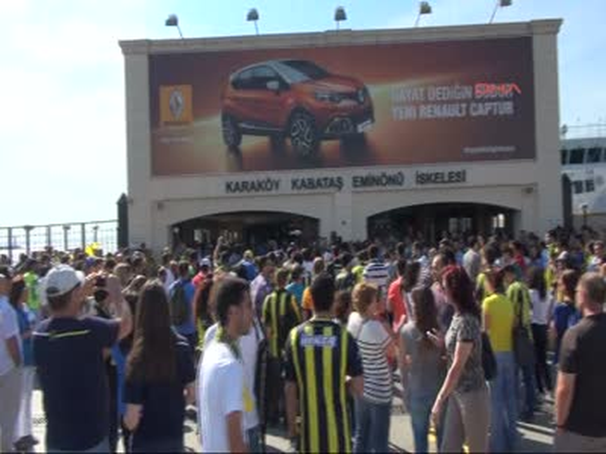 Fenerbahçeli Taraftarlar Taksim\'e Yürüdü ) Fenerbahçeli Taraftarlar Taksim\'e Yürüdü