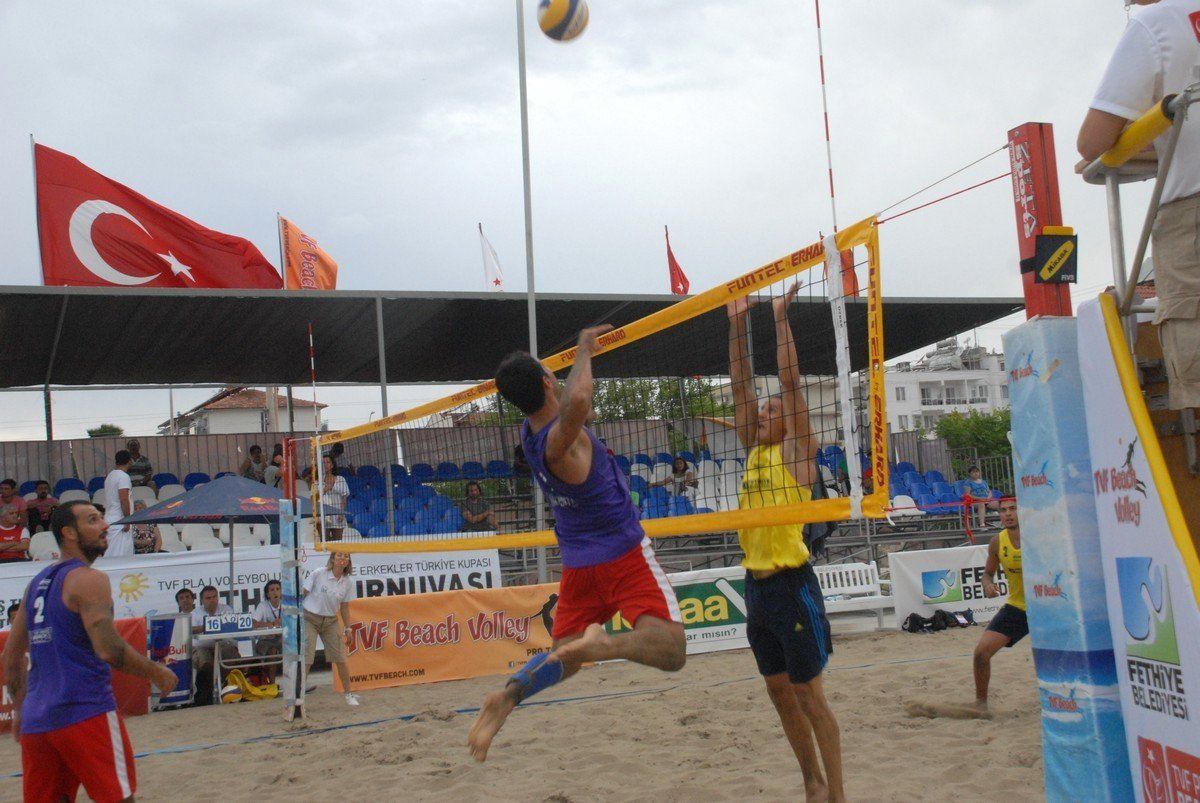 Fethiye\'de 30 Derecede Plaj Voleybolu Heyecanı