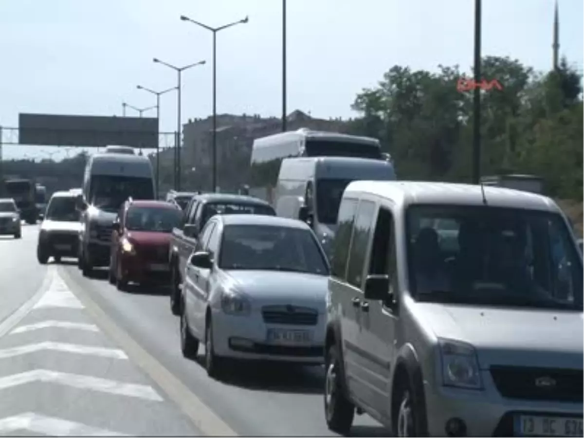 İstanbul\'da Trafik Yoğunluğu Yaşanıyor İstanbul\'da Trafik Yoğunluğu Yaşanıyor