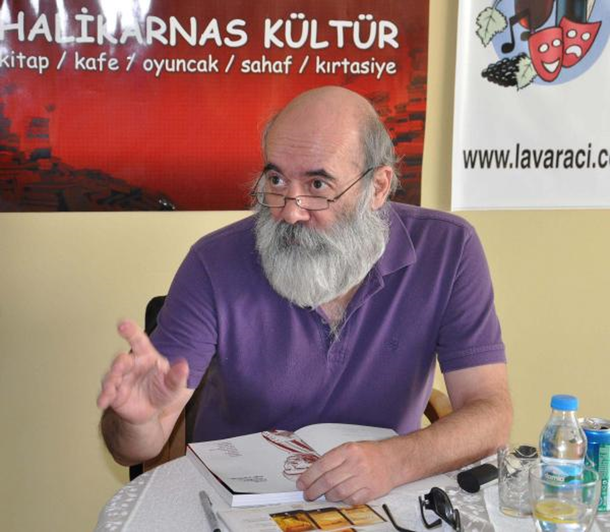 Karikatürcü Kurtcebe, Kitap İmzaladı