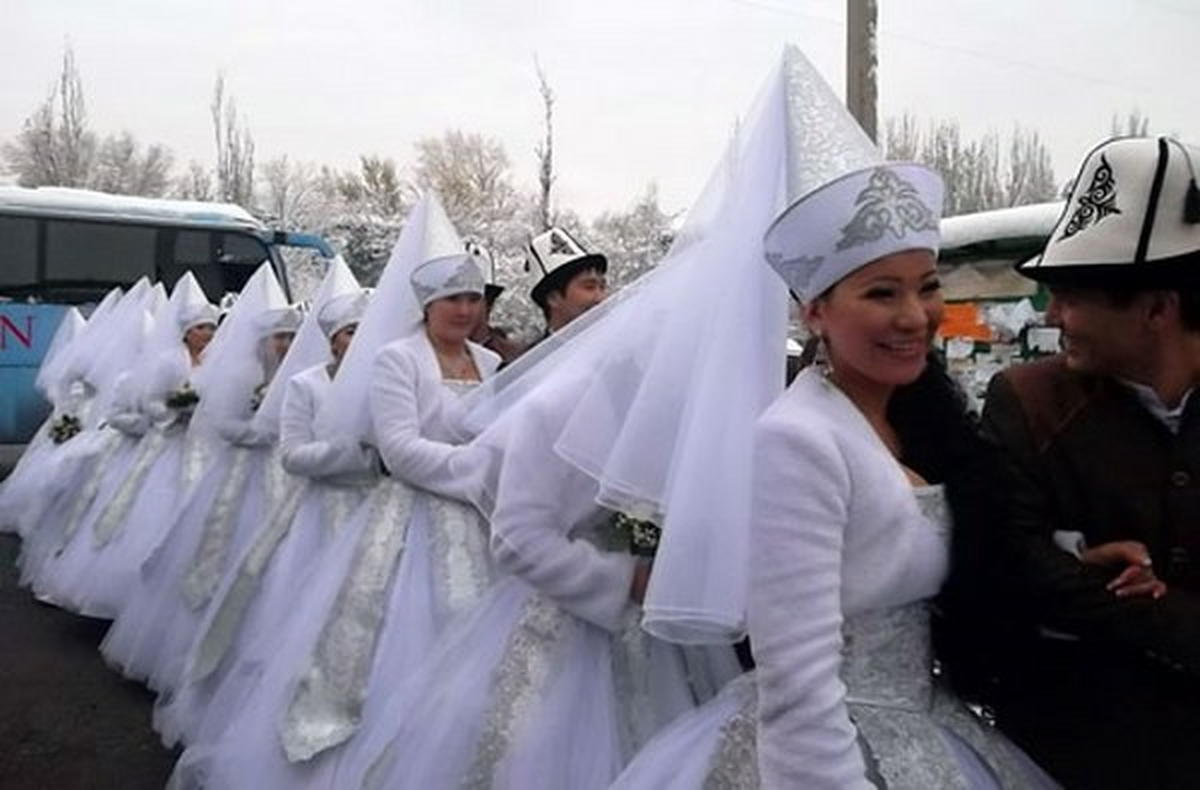 Kırgızistan\'da Toplu Düğün