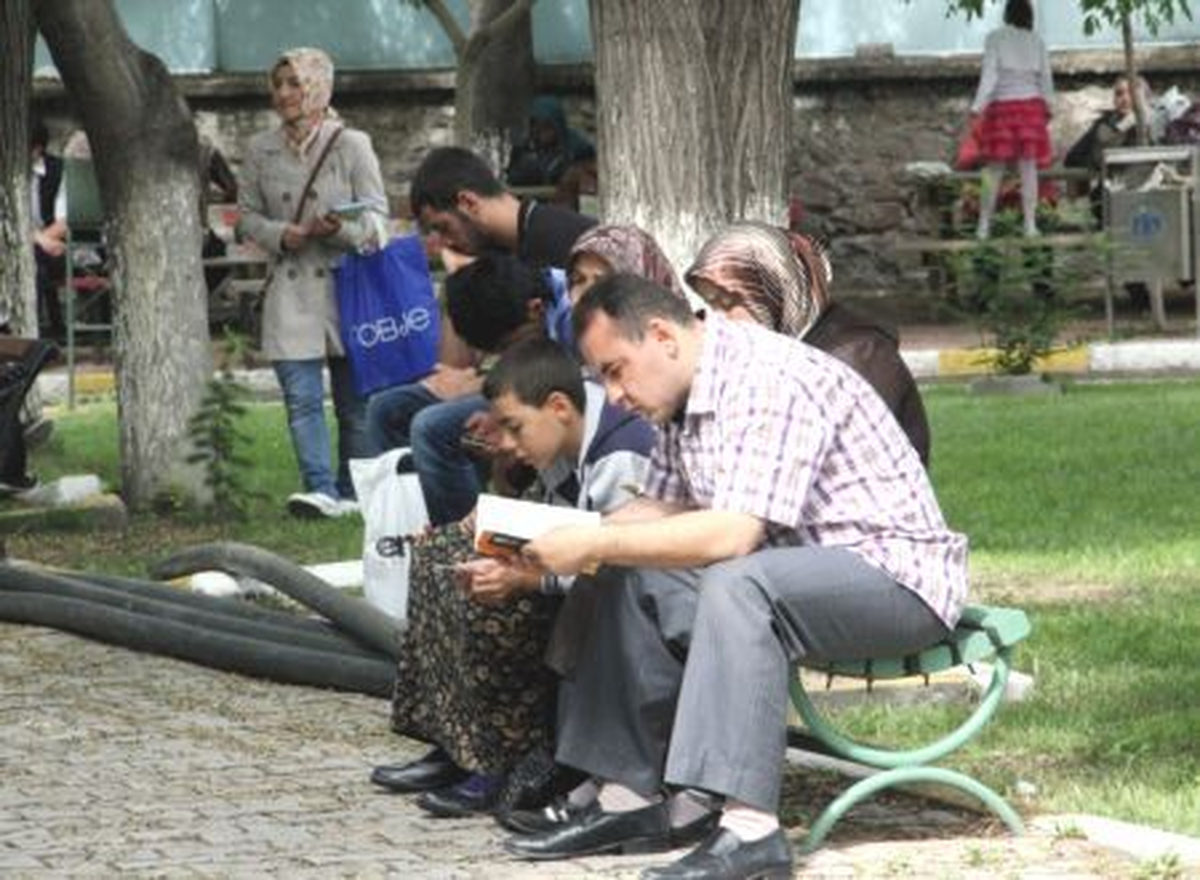 Öğrenciler Sınavda Veliler Dışarıda Ter Döktü