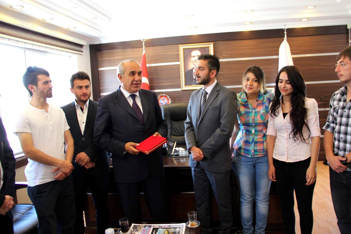 Öğrencilerden, Başkan Sel'e Plaket