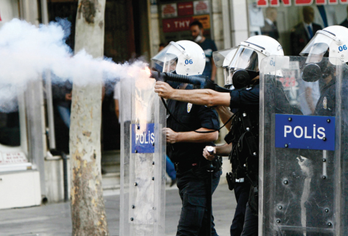 Polis Gaz Attığında Ne Hissediyor?