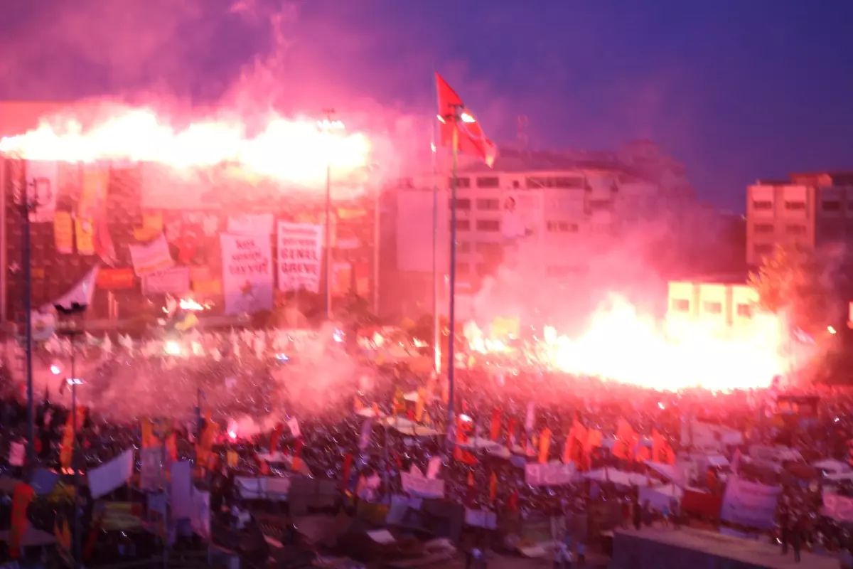 Taraftarlar Taksim\'e Akın Etti