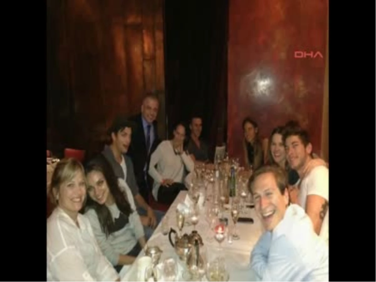 Ünlü Aktör Ashton Kutcher ve Sevgilisi Mila Kunis Türk Restoranında Londra\'da Film Çeken Ünlü Aktör...