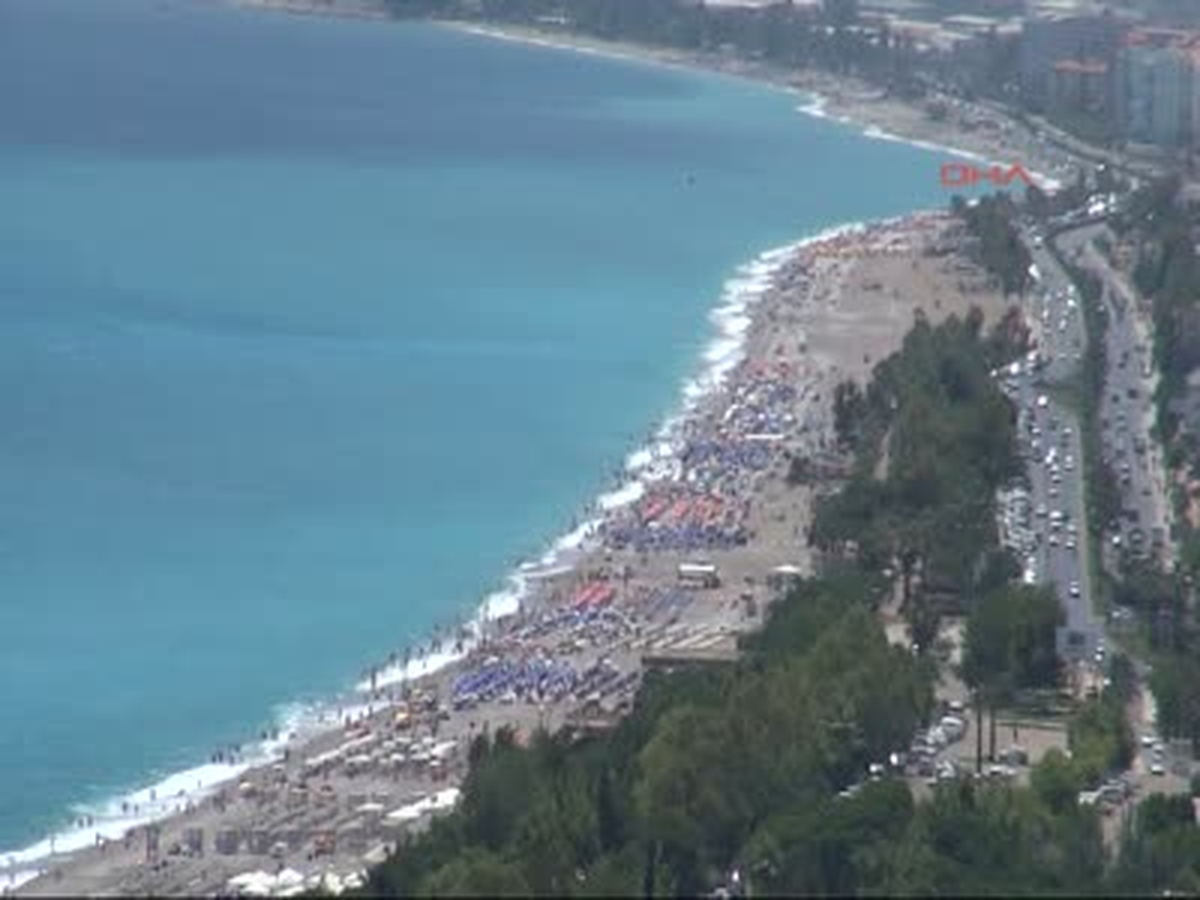 Antalya Konyaaltı Sahilinde Dalgalı Deniz Sakinliği Konyaaltı Sahilinde Dalgalı Deniz Sakinliği