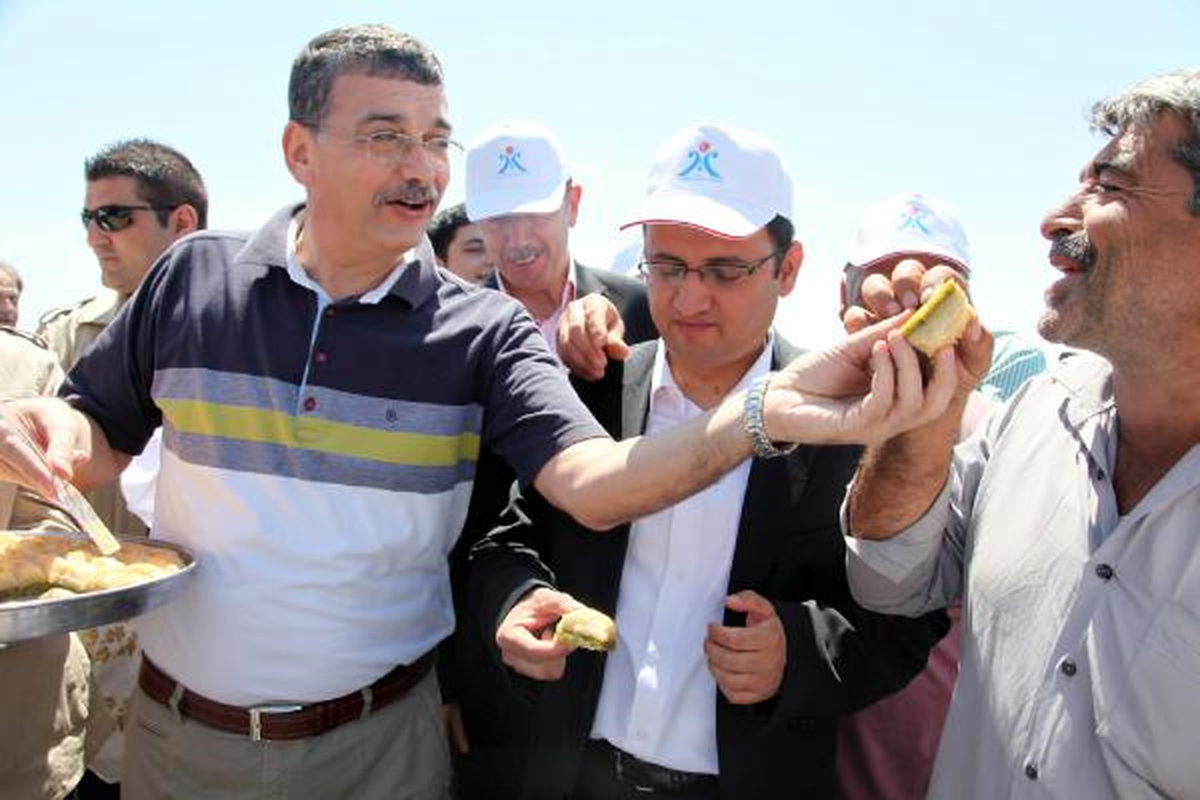 Asfalt İşçilerine Vali Baklava İkram Etti