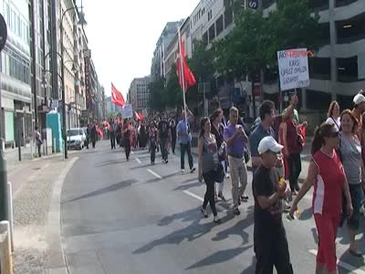 Berlin\'de 10 Bin Kişi Gezi Parkı Eylemlerine Destek Verdi