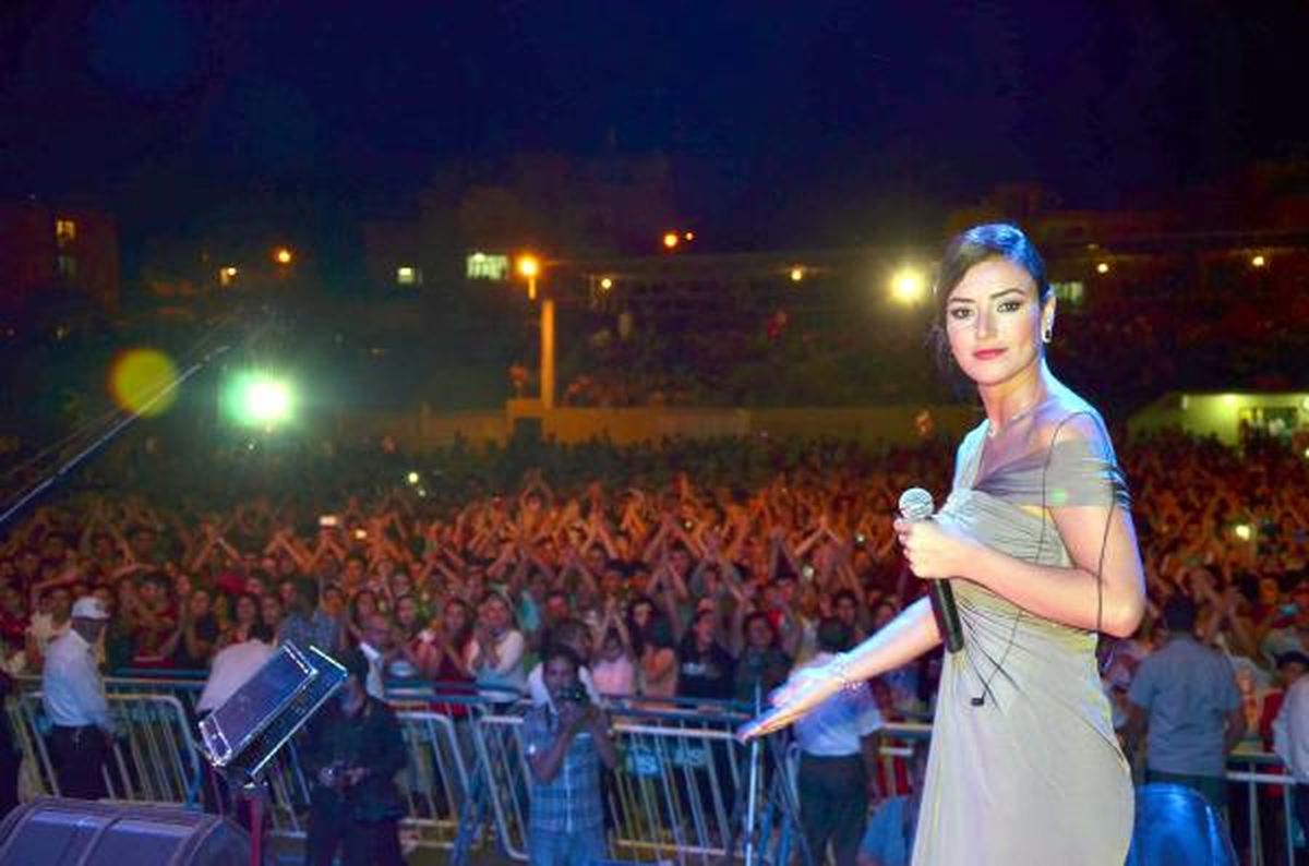 Ferhat Göçer, Mut\'taki Kayısı Festivali\'nde Konser Verdi