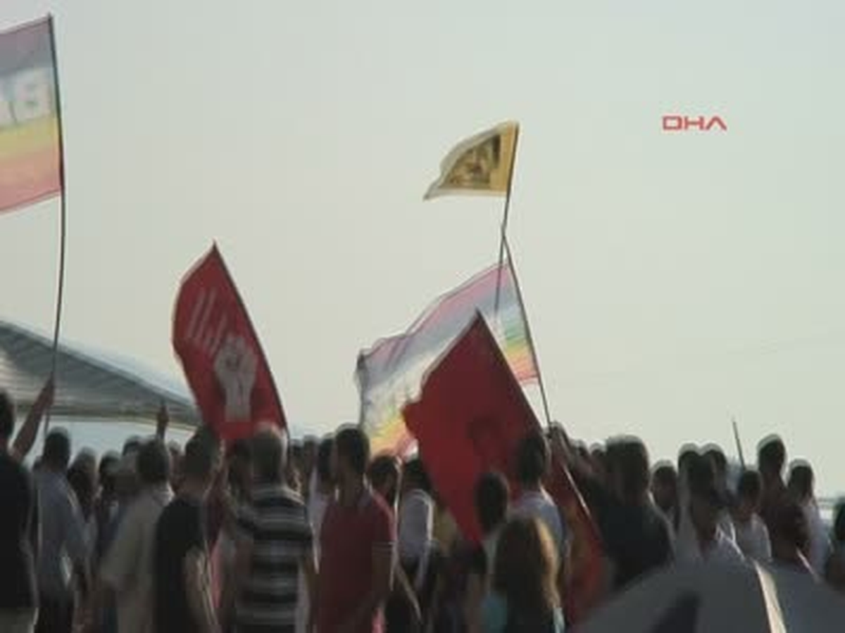 İzmir' Deki Eylemde Kısa Süreli Gerginlik Yaşandı