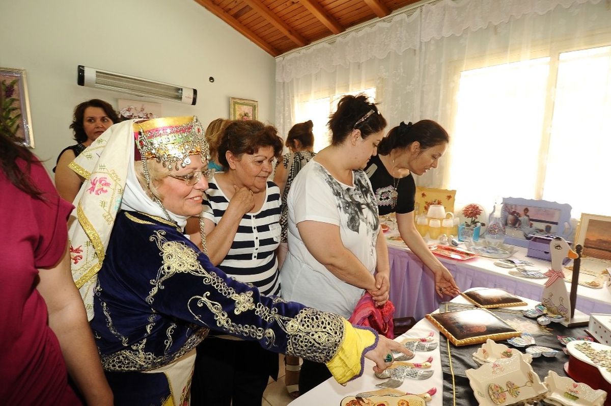 Karşıyaka\'nın Gönüllü Kadınlarından Zeybek Gösterisi