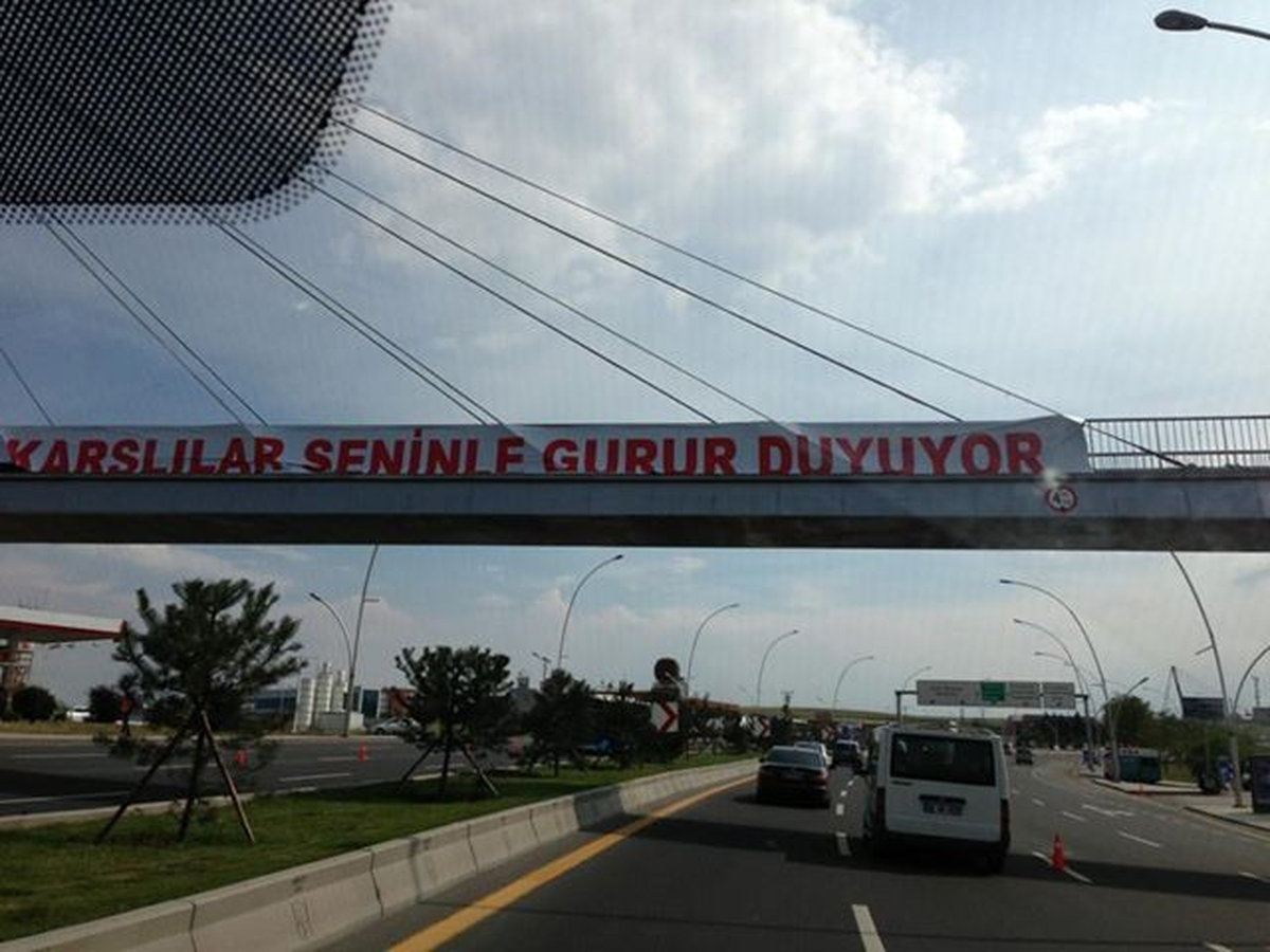 Karslılardan Başbakana Pankartlı Destek