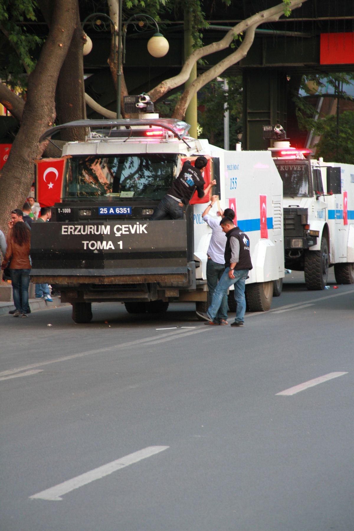 Kızılay\'da Tomalar Türk Bayrakları ile Donatıldı
