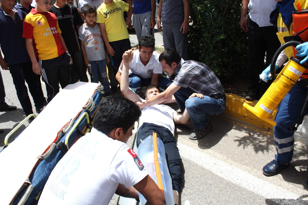 Motosiklet ile Otomobil Çarpıştı: 2 Yaralı