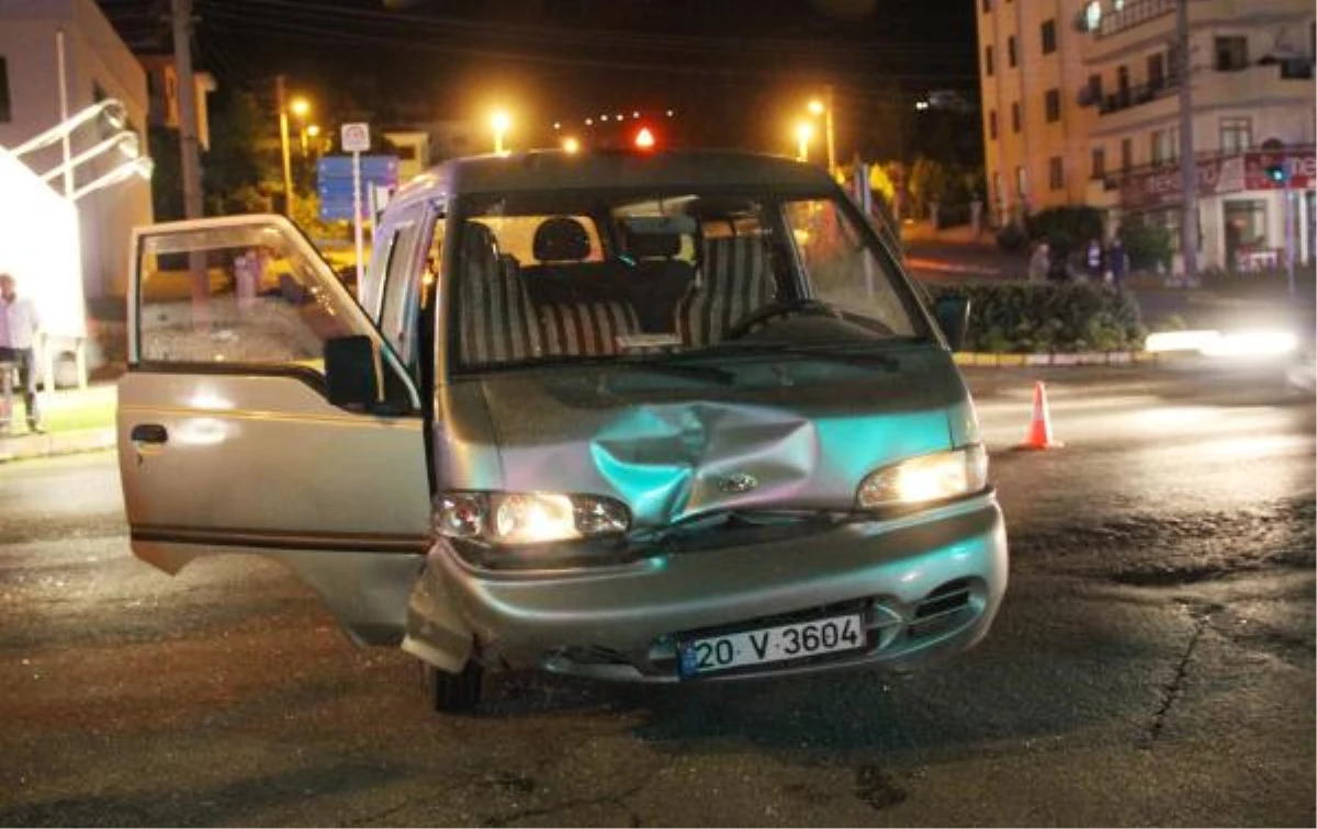 Otomobil ile Minibüs Çarpıştı: 6 Yaralı