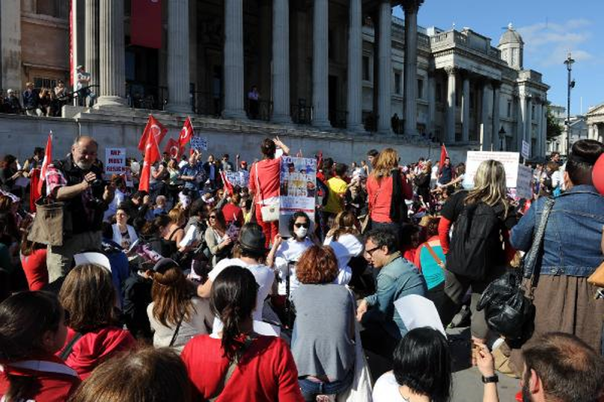 PKK Taraftarları Apo Bayraklarıyla Londra\'da
