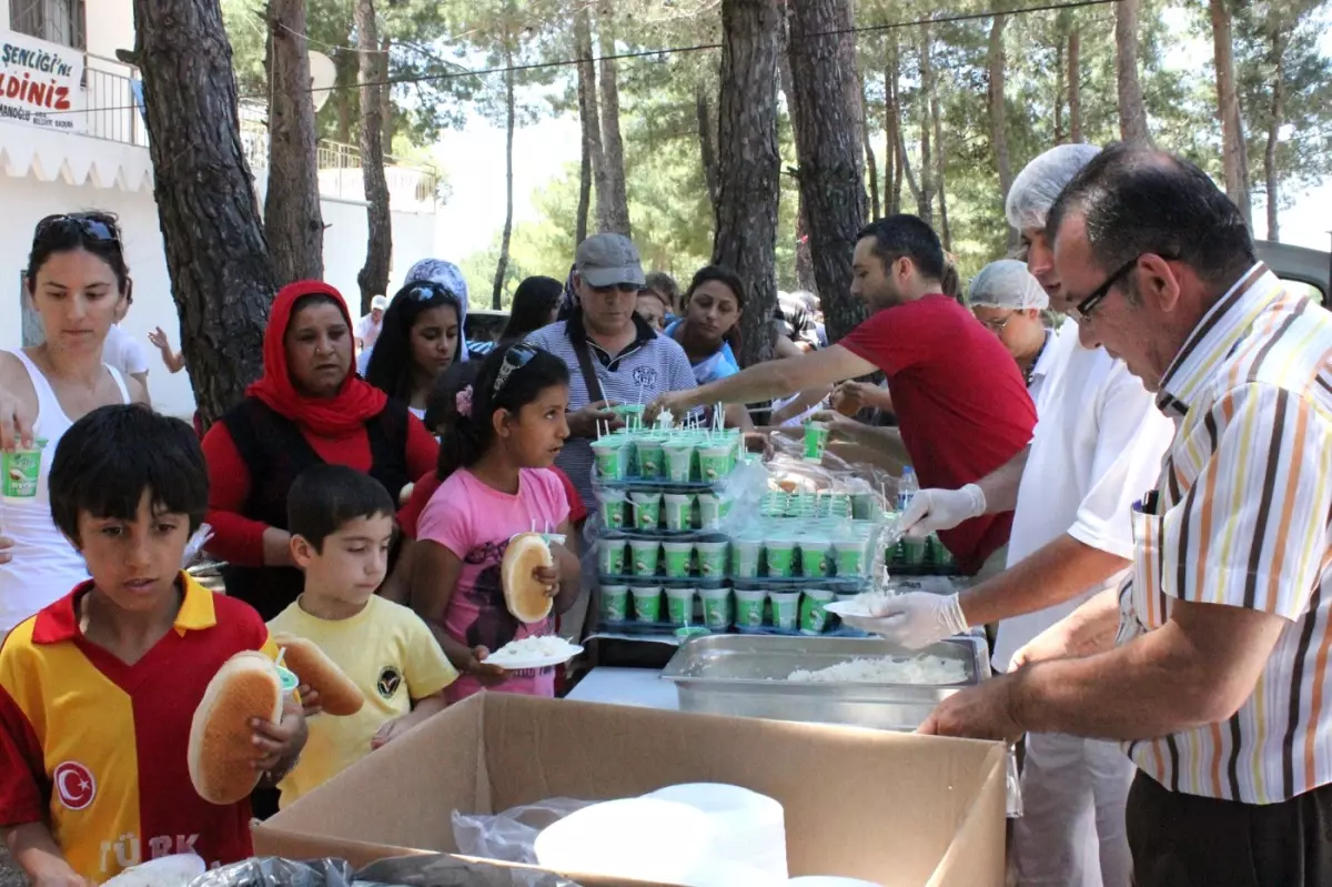 Urla Semaları Yüzlerce Uçurtmayla Gökkuşağına Döndü