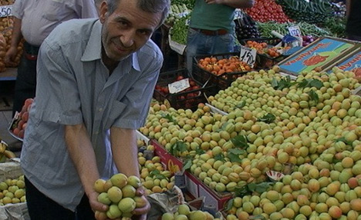 Yaş Kayısı Pazarda Satılmaya Başladı
