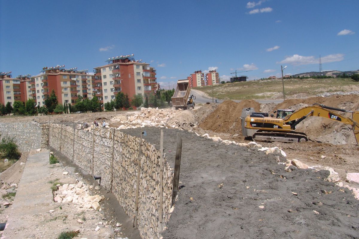 Adıyaman 2. Çevre Yolu'nda İstinat Duvarı Yapılıyor