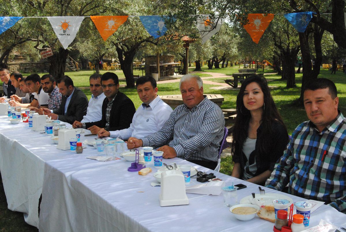 Ak Partili Gençler Ödemiş\'te Piknikte Buluştu