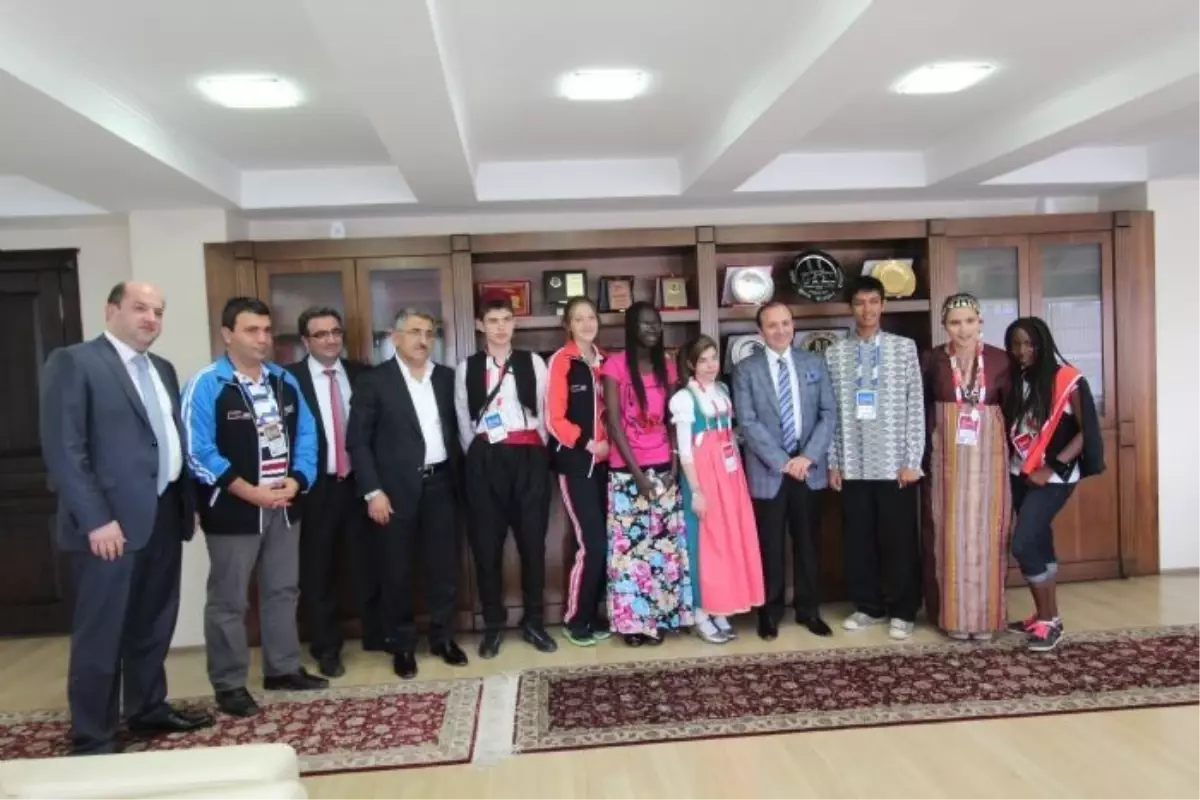 Başkan Küçükler, "Türkçenin Çocuklarını" Makamında Ağırladı