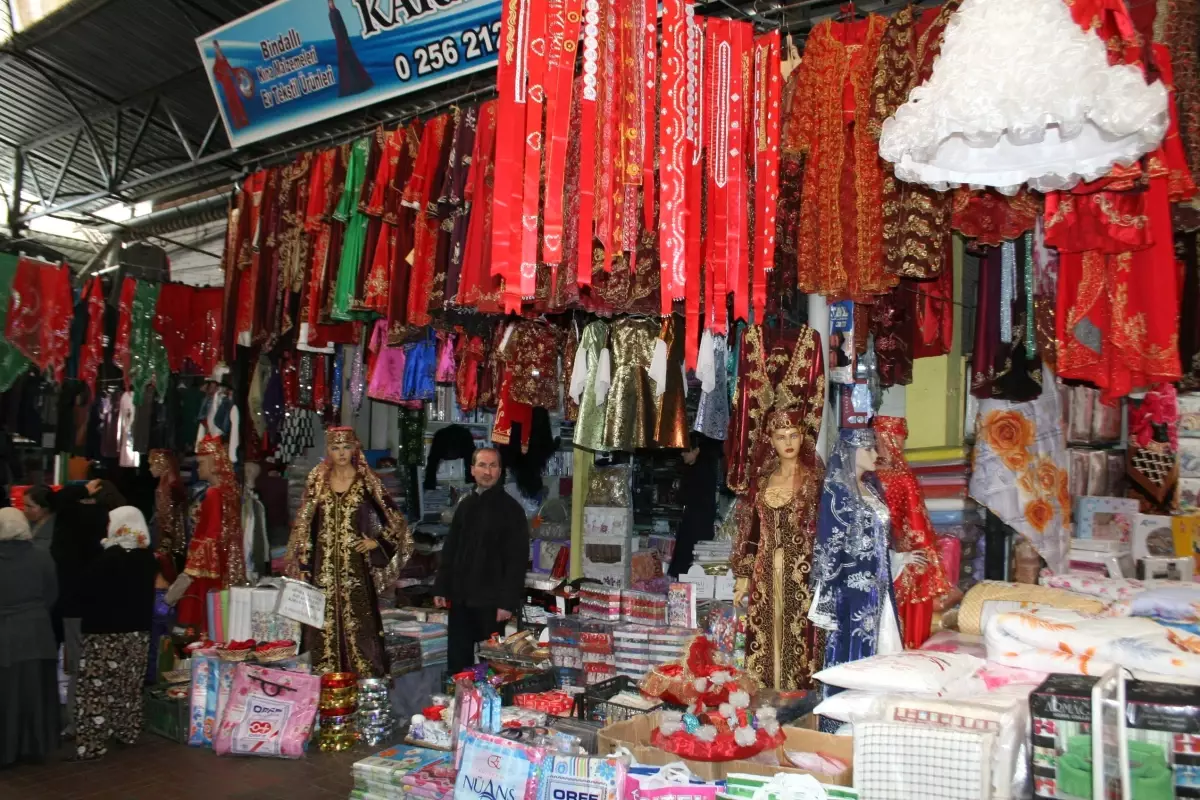 Efeler Diyarı Aydın\'da Gelinlik Kızların Bindallı Kıyafetlere Olan İlgisi Arttı