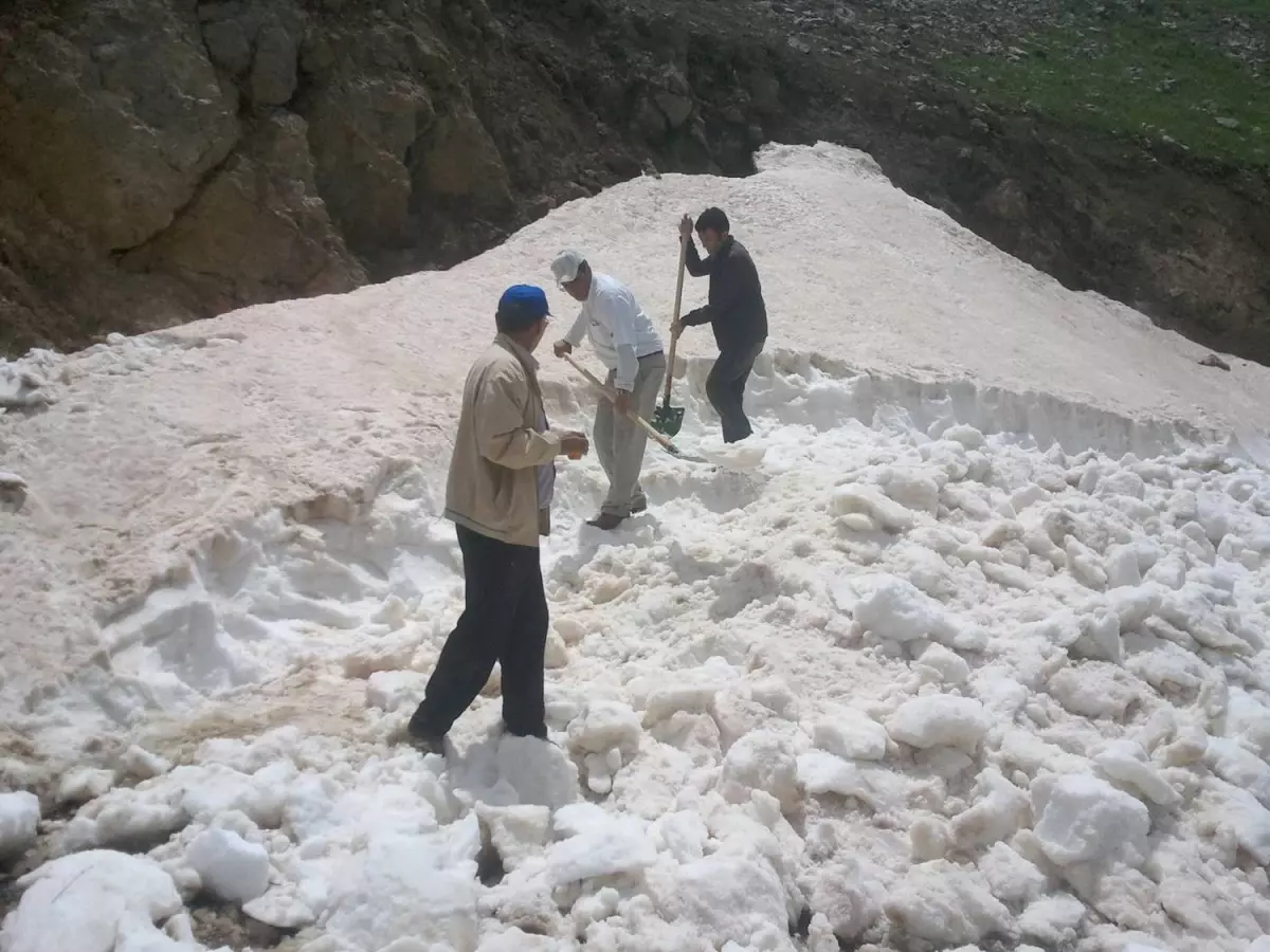 Hakkari\'de Köylüler Kardan Köylerine Dönemedi