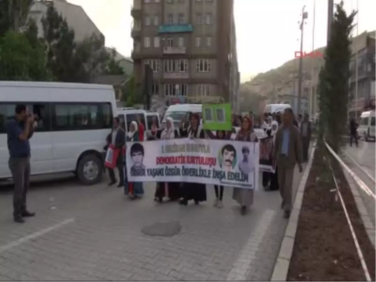 Hakkari\'de Polisin Kimlik Kontrolleri Protesto Edildi Barış ve Demokrasi Partisi Hakkari İl Örgütü,...