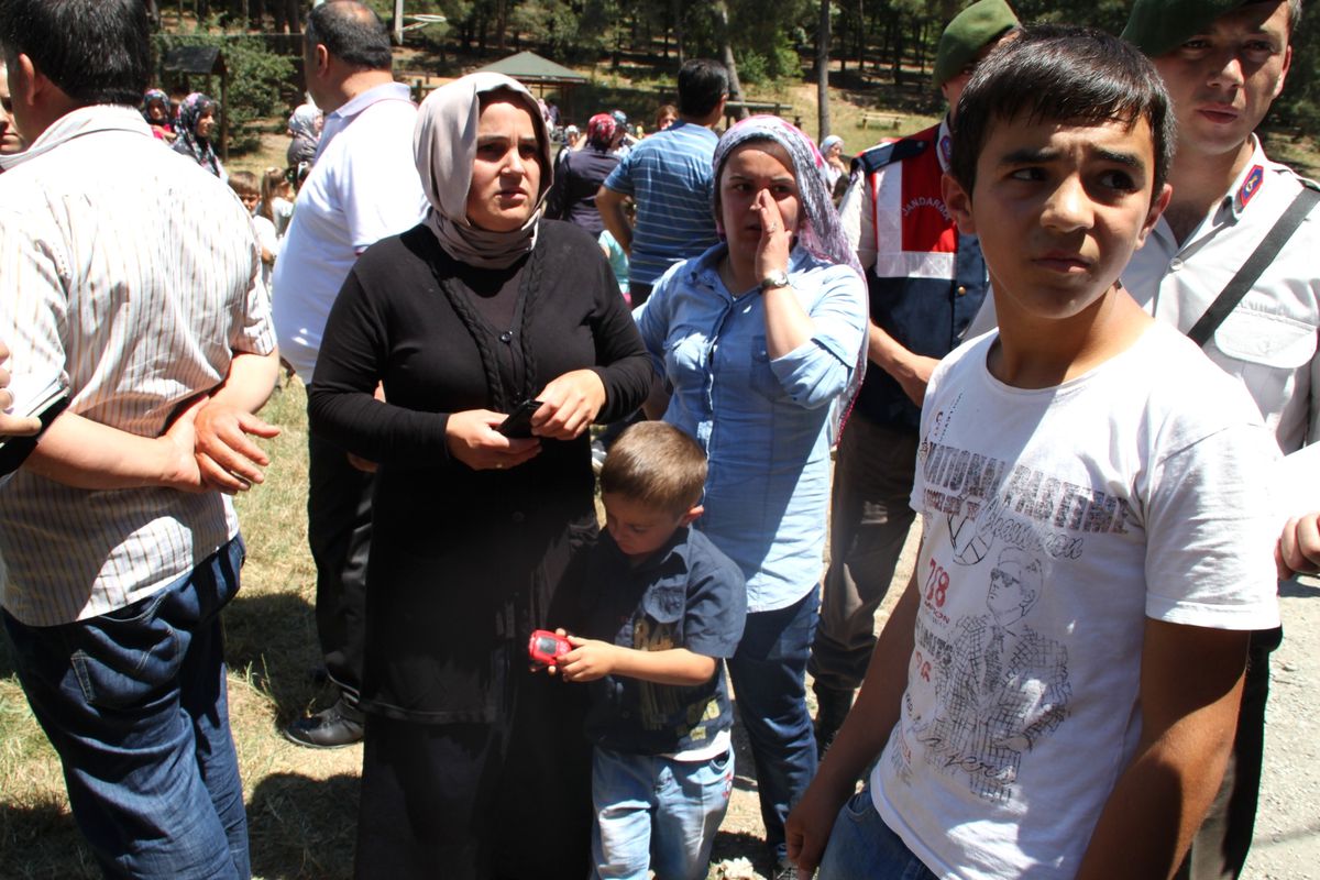 Jandarma Ormanda Kaybolan 2 Çocuğu Manzarayı İzlerken Buldu