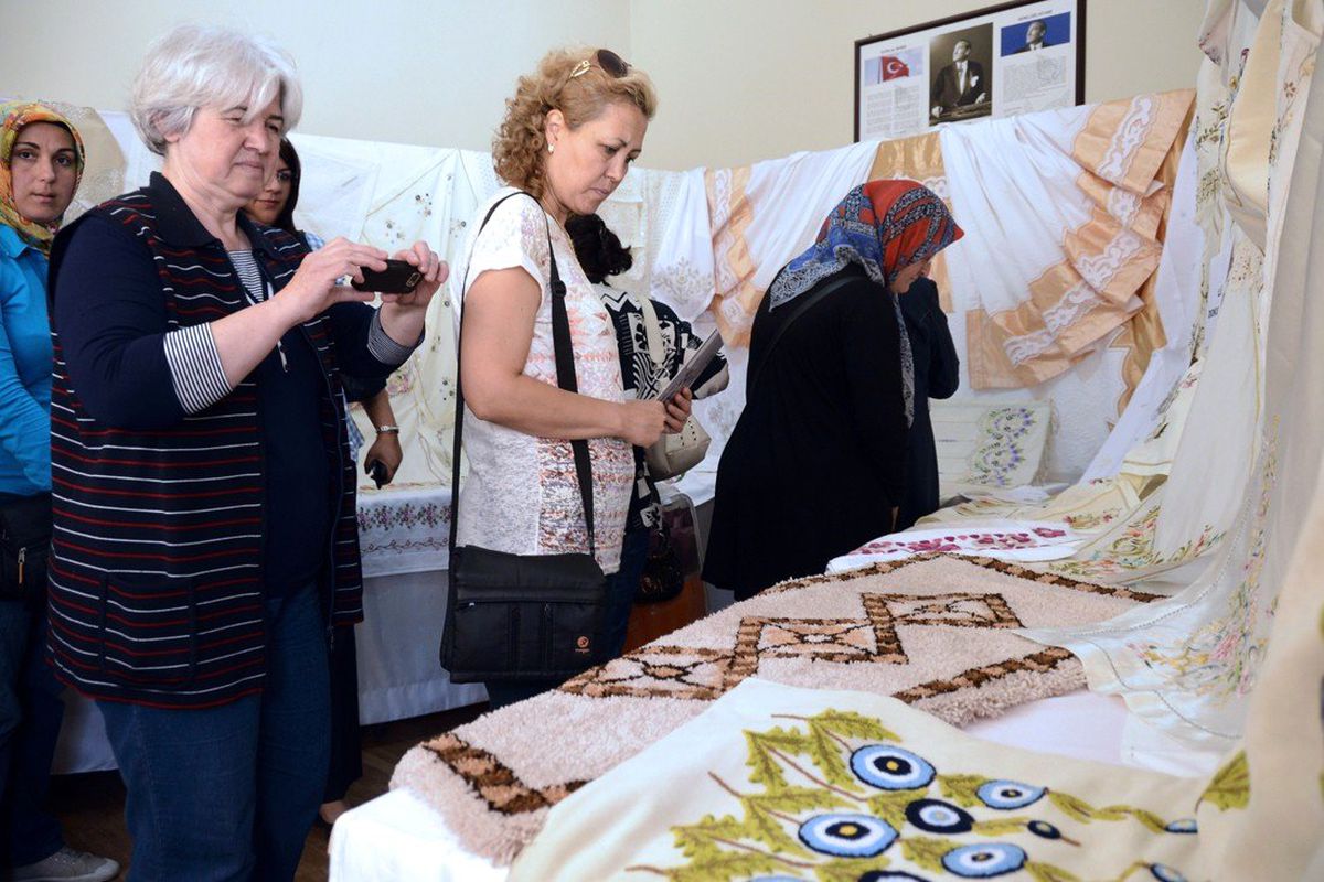 Kadınlar El Emeklerini Sergilediler
