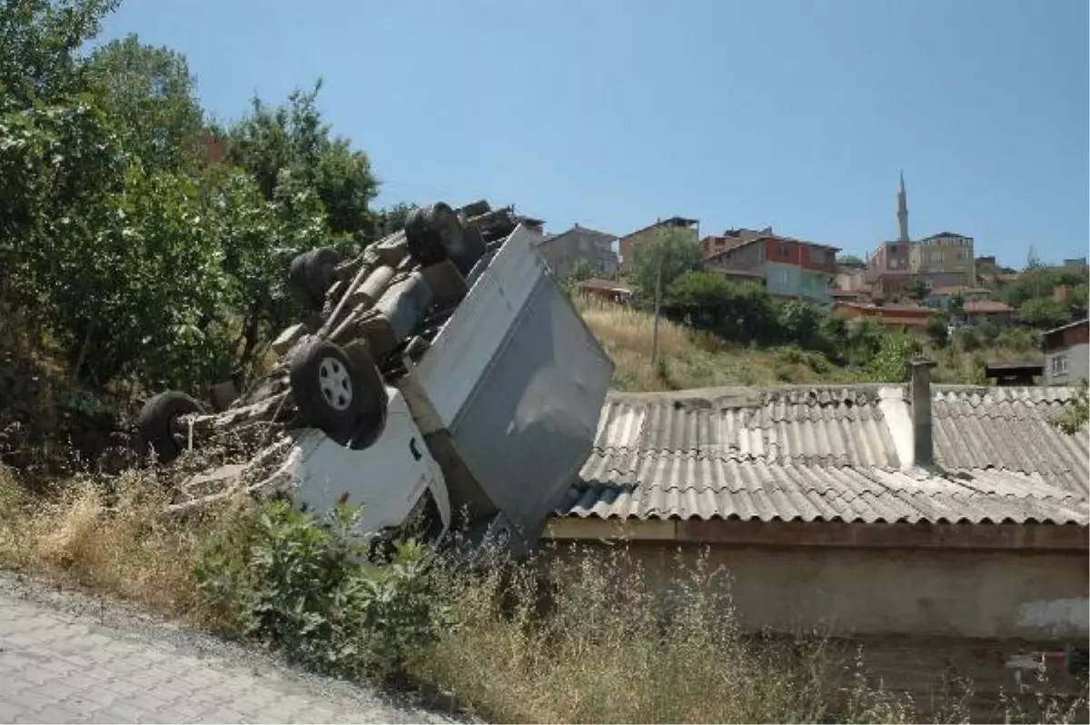 Kamyonet Evin Çatısına Uçtu