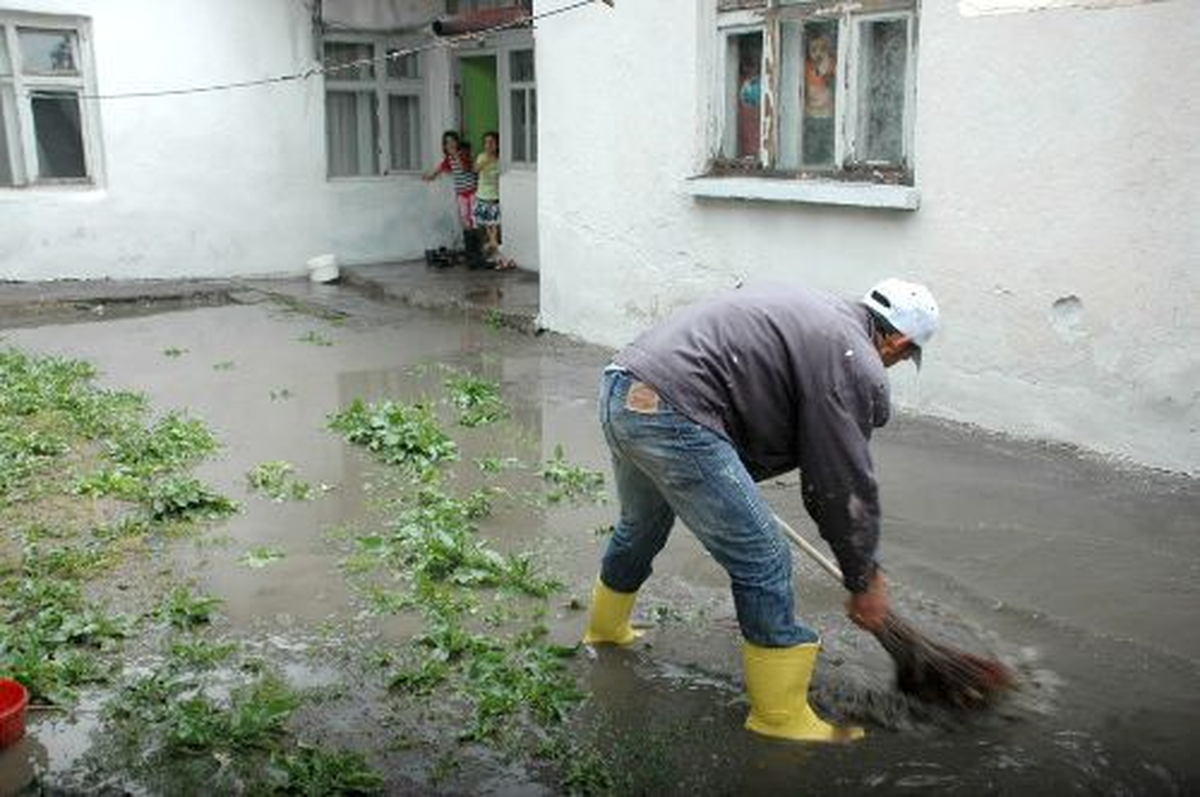 Kars\'ta Yağmur, Sel ve Su Baskınlarına Neden Oldu