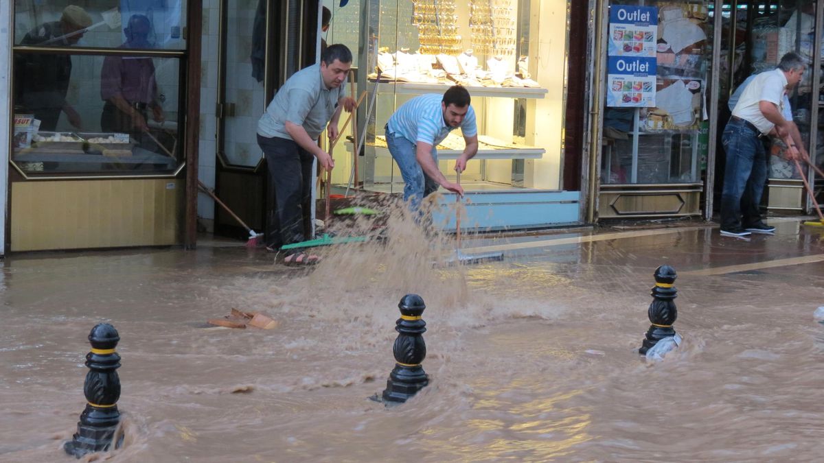 Malatya\'da Yağmur Caddeleri Göle Çevirdi