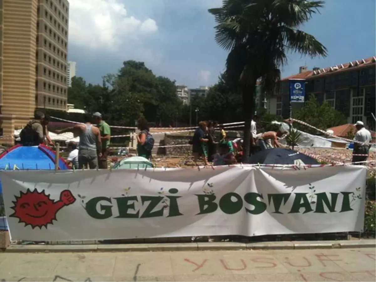 Taksim\'de Göstericiler \'Gezi Bostanı \'Kurdu