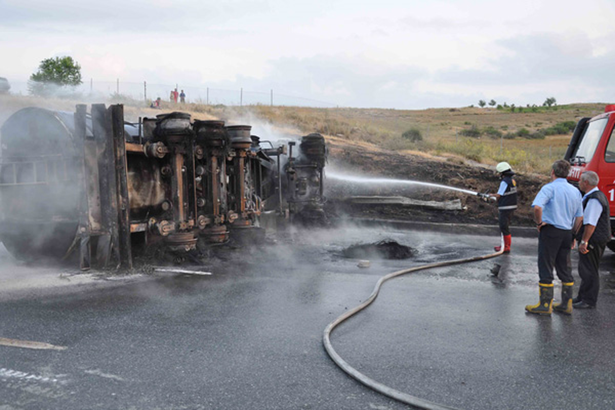 Tarsus\'ta Devrilen Akaryakıt Yüklü Tanker Yandı